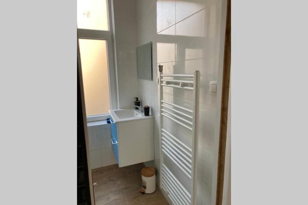 Magnifique Studio au 2ème étage, à proximité de la gare du midi! Bruxelles Esterno foto