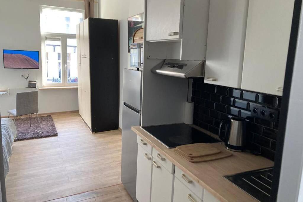 Magnifique Studio au 2ème étage, à proximité de la gare du midi! Bruxelles Esterno foto
